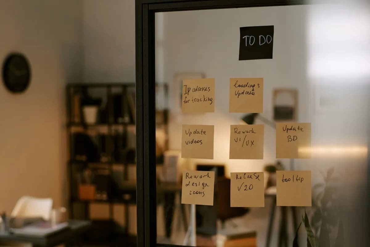 Post-its op glazen wand voor procesplanning