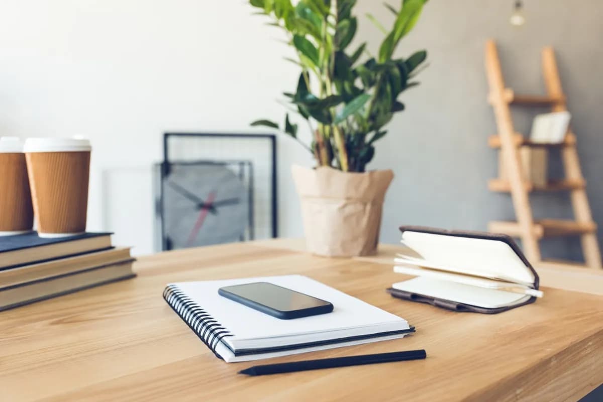 Opgeruimd bureau met notitieboek en telefoon